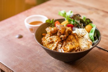 Tavuk satay ile buharda pilav ve yeşil meşe ve domates de dahil olmak üzere salatayla birlikte kızarmış yumurta. Satay sosuyla servis edilir..