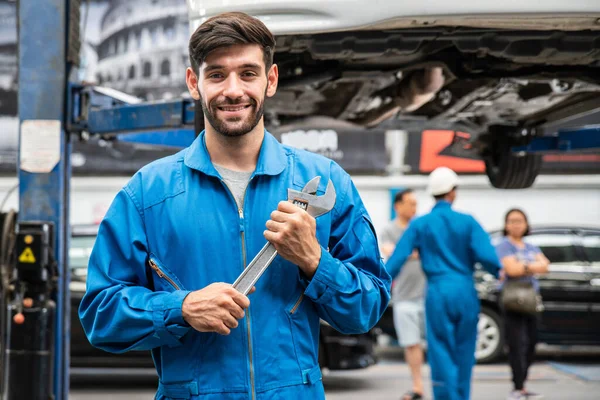 Mechaniker Stehen Und Halten Einen Schraubenschlüssel Der Hand Während Sein — Stockfoto