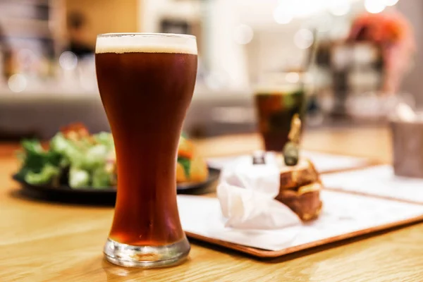 Stout Cerveza Negra Con Espuma Vaso Beber Sobre Una Mesa — Foto de Stock