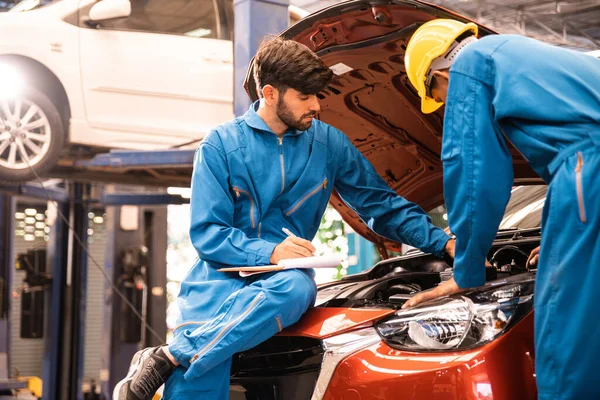 Mecânico Verificar Capô Aberto Com Assistente Auto Centro Serviço Reparação — Fotografia de Stock