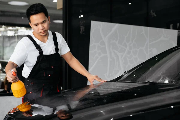 Car Wrapping Specialists Sprühen Wasser Vor Dem Ppf Installationsprozess Auf — Stockfoto