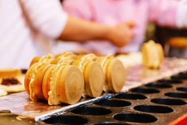 Lezzetli kremalı pasta aromalı Tekerlekli Turta 'nın (muhallebi krepi olarak da bilinir) ekili görüntüsü. Tekerlekli Turtalar Tayvan ve Jiufen 'de popüler bir aperatiftir. Tayvan yemeği konsepti. Tatlı zamanı..