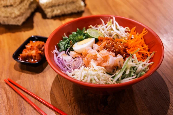 Gamberetti Bibimbap Noodles Tagliatelle Coreane Mescolate Con Ravanello Germoglio Carota — Foto Stock