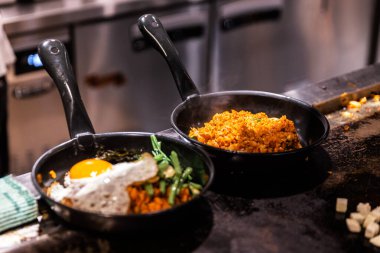 Bibimbap (kimchi domuz eti, yosun ve susamlı kızarmış sebzeyle karıştırılmış Kore pirinci) sıcak tavada servis edilir. Sos eklemeden önce pilavı buharla pişirdim..