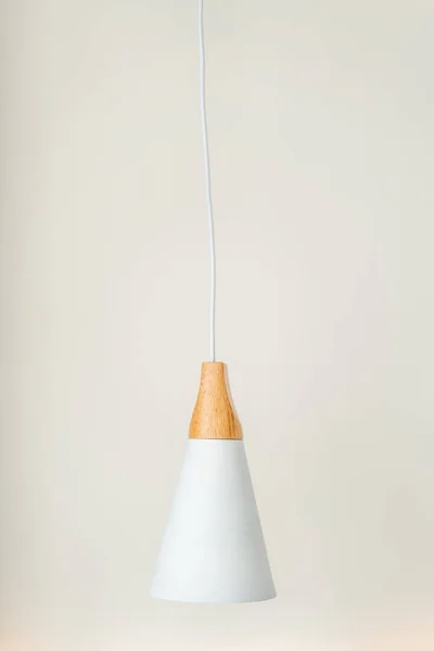オーク材とホワイト塗装金属を組み合わせた垂直ホワイトペンダントデザインのクローズアップ ホワイトの背景に吊るされたライト — ストック写真