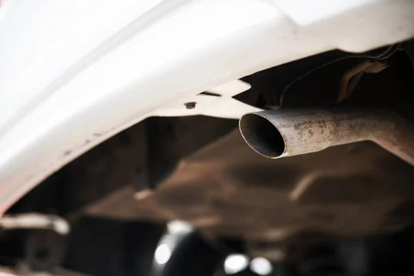 Närbild Avgasröret Aluminiumlegering Begagnad Bil Ett Avgassystem Används Vanligen För — Stockfoto