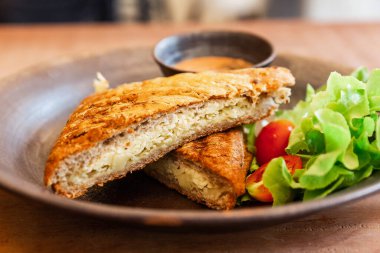 Yeşil meşe ve domatesli yeşil meşe ve domatesli 1000 Ada Sosu ile servis edilen peynirli buğday sandviçi. Kahvaltıda kızarmış peynirli sandviç..