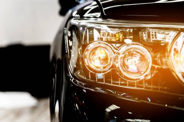 Yeni siyah lüks arabanın far lambası, LED farlarından birinin detaylarını modern arabanın parlaklığıyla kapat. Otomobil işi.