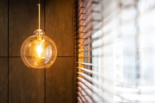 Ev dekorasyonu için bronz kaplama ve şeffaf cam ampullü klasik iç aydınlatma lambası..