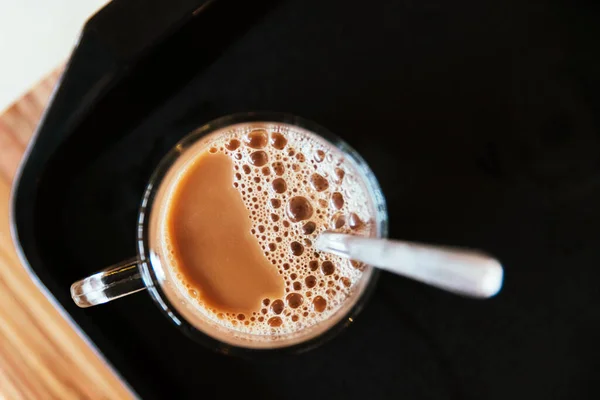 Κάτοψη Του Πρωινού Ζεστού Καφέ Ατσάλινο Κουτάλι Μαύρο Δίσκο Φαγητού — Φωτογραφία Αρχείου