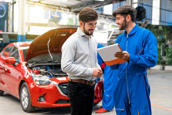 Mecánico Mostrar Lista Verificación Del Coche Para Cliente Con Desenfoque — Foto de Stock