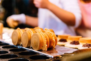 Lezzetli kremalı pasta aromalı Tekerlekli Turta 'nın (muhallebi krepi olarak da bilinir) ekili görüntüsü. Tekerlekli Turtalar Tayvan ve Jiufen 'de popüler bir aperatiftir. Tayvan yemeği konsepti. Tatlı zamanı..