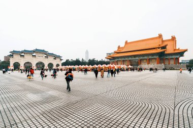 Tayvan Ulusal Tiyatro Salonu 'nda ana kapıda turist ve Tayvan Ulusal Tayvan Demokrasi Meydanı' nda Chiang Kai-Shek Anıt Salonu, Tayvan 'da tatil beldesi.