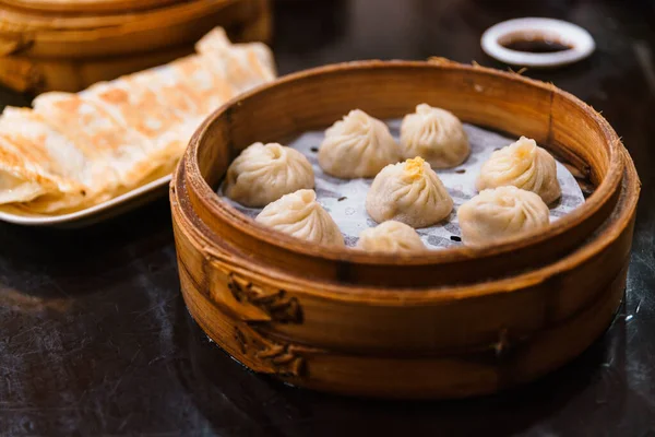 Bambu Sepeti 'nde Xiao Long Bao buğulama (Çorba Hamur köftesi). Taipei, Tayvan 'da bir restoranda hizmet verdi..