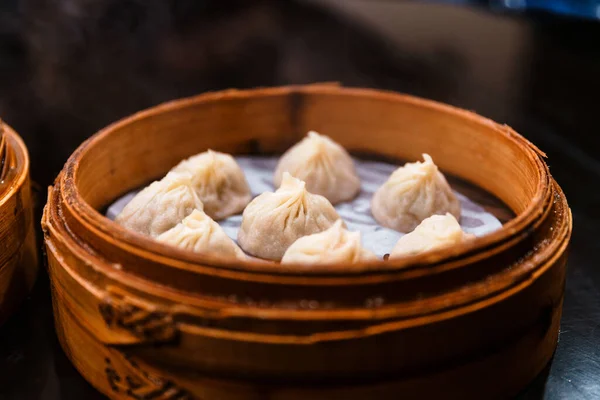 Ατμός Xiao Long Bao Σούπα Duplings Στο Καλάθι Μπαμπού Σερβίρεται — Φωτογραφία Αρχείου