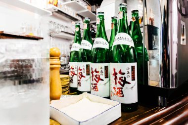 Japon Izakaya restoranında bir sürü Japon Saki 'si tezgahın üzerinde..