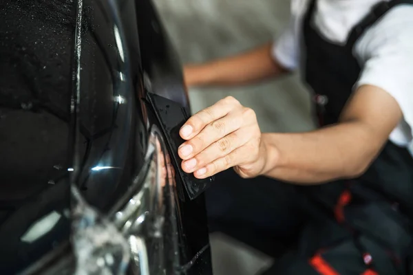 Närbild Bil Inslagning Specialist Hand Uträtning Inslagning Transparent Film För — Stockfoto