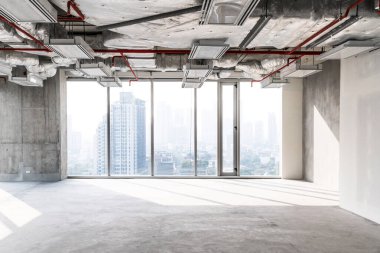 Yapı ve sistemin işleyişini görmek için açık tavanı olan yüksek katlı bir ofis, şehirdeki binaları görmek için cam pencereler. Geliştirici yatırım için boş alan.