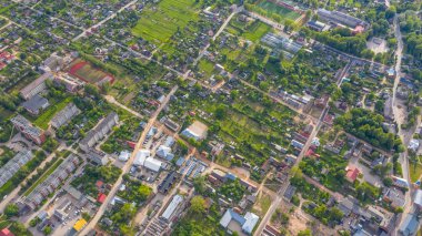 Jekabpils, Letonya Haziran 12019: Jekabpils şehri (Letonya) üzerinde insansız hava aracı uçurma görüntüsü)