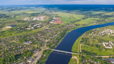 Jekabpils, Letonya Haziran 12019: Jekabpils şehri (Letonya) üzerinde insansız hava aracı uçurma görüntüsü)