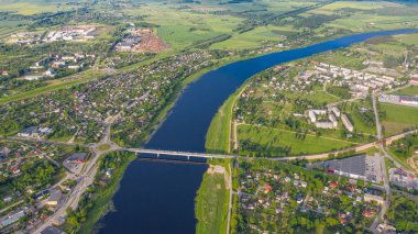 Jekabpils, Letonya Haziran 12019: Jekabpils şehri (Letonya) üzerinde insansız hava aracı uçurma görüntüsü)