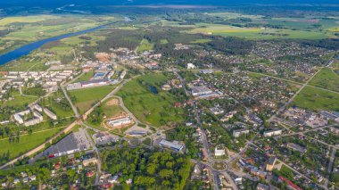 Jekabpils, Letonya Haziran 12019: Jekabpils şehri (Letonya) üzerinde insansız hava aracı uçurma görüntüsü)