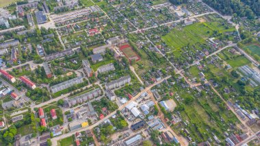 Jekabpils şehrinin (Letonya) üzerinde uçan insansız hava aracı görüntüsü)