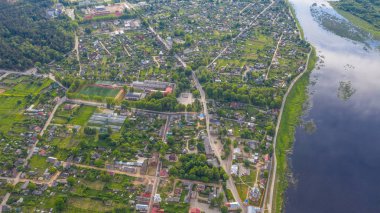Jekabpils şehrinin (Letonya) üzerinde uçan insansız hava aracı görüntüsü)