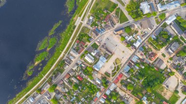 Jekabpils şehrinin (Letonya) üzerinde uçan insansız hava aracı görüntüsü)