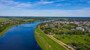 Jekabpils şehrinin (Letonya) üzerinde uçan insansız hava aracı görüntüsü)
