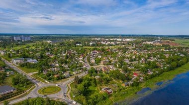 Jekabpils şehrinin (Letonya) üzerinde uçan insansız hava aracı görüntüsü)
