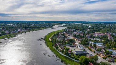 Jekabpils şehrinin (Letonya) üzerinde uçan insansız hava aracı görüntüsü)