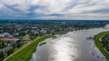 Jekabpils şehrinin (Letonya) üzerinde uçan insansız hava aracı görüntüsü)
