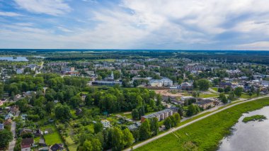 Jekabpils şehrinin (Letonya) üzerinde uçan insansız hava aracı görüntüsü)