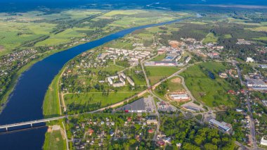 Jekabpils şehrinin (Letonya) üzerinde uçan insansız hava aracı görüntüsü)