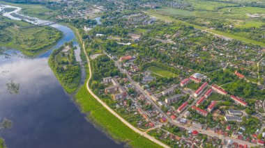 Jekabpils şehrinin (Letonya) üzerinde uçan insansız hava aracı görüntüsü)