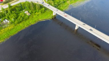 Jekabpils şehir köprüsü (Letonya) üzerinde uçan insansız hava aracı görüntüsü)
