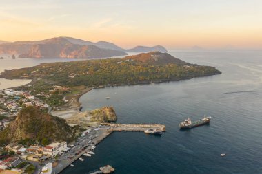 Vulcano Adası 'ndan Lipari ve İtalya' nın Aelian Adaları 'ndaki Salina Adası' na uçan insansız hava aracının havadan çekilmiş fotoğrafı.)