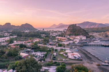Vulcano Adası 'ndan Lipari ve İtalya' nın Aelian Adaları 'ndaki Salina Adası' na uçan insansız hava aracının havadan çekilmiş fotoğrafı.)