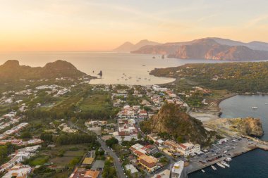 Vulcano Adası 'ndan Lipari ve İtalya' nın Aelian Adaları 'ndaki Salina Adası' na uçan insansız hava aracının havadan çekilmiş fotoğrafı.)