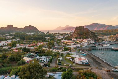 Vulcano Adası 'ndan Lipari ve İtalya' nın Aelian Adaları 'ndaki Salina Adası' na uçan insansız hava aracının havadan çekilmiş fotoğrafı.)