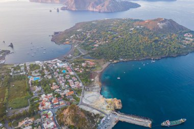Vulcano Adası 'ndan Lipari ve İtalya' nın Aelian Adaları 'ndaki Salina Adası' na uçan insansız hava aracının havadan çekilmiş fotoğrafı.)
