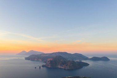 Vulcano Adası 'ndan Lipari ve İtalya' nın Aelian Adaları 'ndaki Salina Adası' na uçan insansız hava aracının havadan çekilmiş fotoğrafı.)