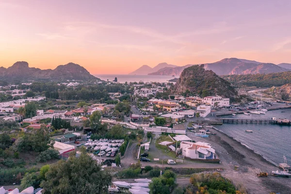 Vulcano Adası 'ndan Lipari ve İtalya' nın Aelian Adaları 'ndaki Salina Adası' na uçan insansız hava aracının havadan çekilmiş fotoğrafı.)