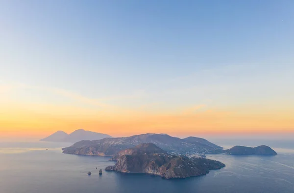 Vulcano Adası 'ndan Lipari ve İtalya' nın Aelian Adaları 'ndaki Salina Adası' na uçan insansız hava aracının havadan çekilmiş fotoğrafı.)
