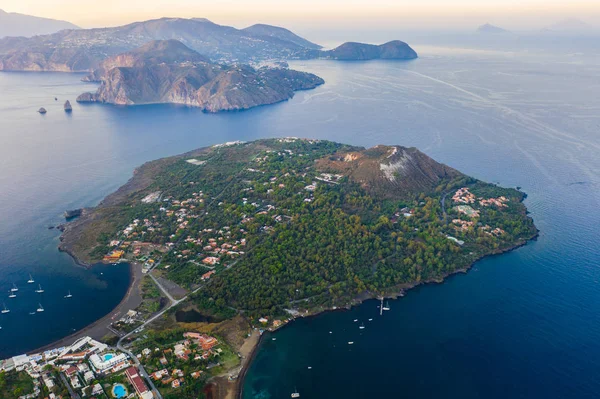 Vulcano Adası 'ndan Lipari ve İtalya' nın Aelian Adaları 'ndaki Salina Adası' na uçan insansız hava aracının havadan çekilmiş fotoğrafı.)