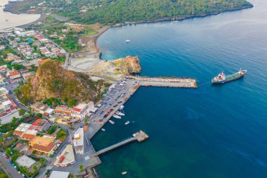 Vulcano Adası 'ndan Lipari ve İtalya' nın Aelian Adaları 'ndaki Salina Adası' na uçan insansız hava aracının havadan çekilmiş fotoğrafı.)