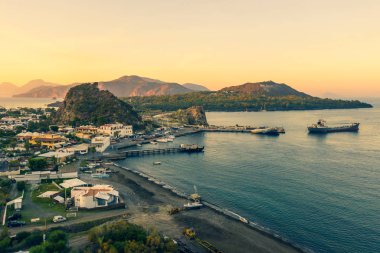 Vulcano Adası 'ndan Lipari ve İtalya' nın Aelian Adaları 'ndaki Salina Adası' na uçan insansız hava aracının havadan çekilmiş fotoğrafı.)
