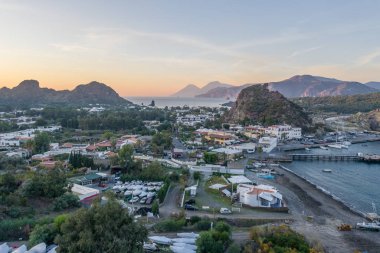 Vulcano Adası 'ndan Lipari ve İtalya' nın Aelian Adaları 'ndaki Salina Adası' na uçan insansız hava aracının havadan çekilmiş fotoğrafı.)