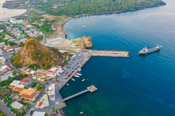 Vulcano Adası 'ndan Lipari ve İtalya' nın Aelian Adaları 'ndaki Salina Adası' na uçan insansız hava aracının havadan çekilmiş fotoğrafı.)